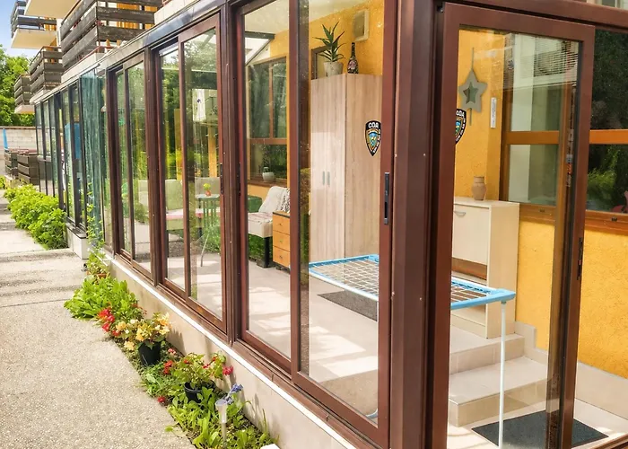 Cozy Nest With Glass Veranda アパート *