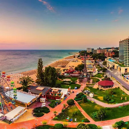 Cozy Nest With Glass Veranda アパート